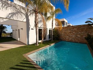 Casa a schiera in Calle c. lago de sanabria 5. Casa adosada moderna y espaciosa con piscina privada, a unos 2 k