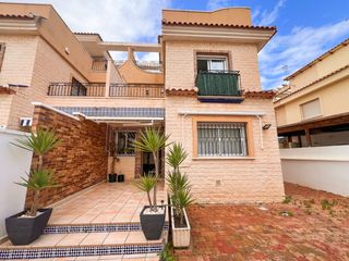 Semi detached house in Avenida av. de europa 17. Amplia y bien cuidada casa adosada de esquina con gran patio, te