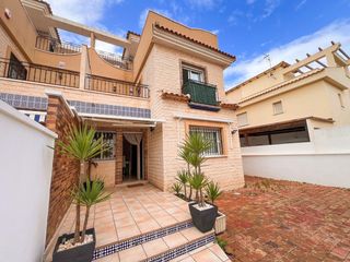 Semi detached house in Avenida av. de europa 17. Amplia y bien cuidada casa adosada de esquina con gran patio, te