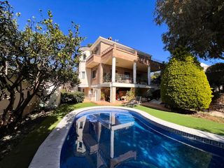 Chalet in Calle. Magnífica villa, construida en 2005 y en excelente estado, sobre