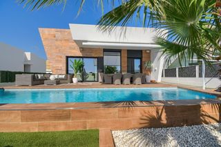 Chalet à Carrer de venezuela 16. Villa exclusiva, construida en 2019, con jardín, gran piscina pr