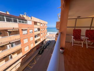 Apartament a Carrer azorín 9. Ático céntrico y espacioso a 50 m de la playa.