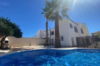 Casa pareada en Calle c. velazquez 39a. Maravillosa villa aprox. 184 m2 en una parcela privada de 416 m2