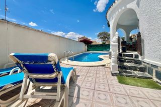 Chalet in Urbanizacion urb. florida j5 173. Maravillosa villa de una sola planta aprox. 142 m2 en una parcel