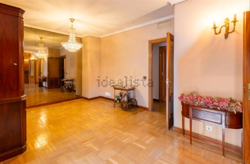 Foto b2a73d1b-2f6f-438b-abcc-b47aaf4afdb4. Piso  exterior muy luminoso de cuatro habitaciones en Madrid