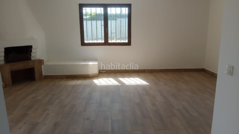 Foto 53e48302-dfa8-4abb-95b0-4001d2b9a44c. Xalet amb xemeneia calefacció aparcament piscina a Fuentes de Ebro