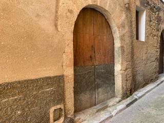 Maison  Carrer raval alta. Dos casas contínuas en el centro del pueblo orientadas a suroest