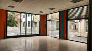 Business premise  Reus - plaça antoni sabater esteve. Este local esquinero está situado en la plaza antoni sabater est