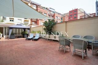Flat in Barri de les Corts. Enresuelo con enorme terraza en les corts