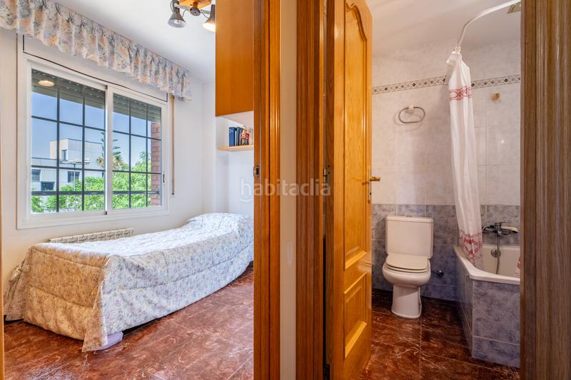 Foto f1fe73ac-ab90-4746-8ecd-cbca4ec64795. Casa vivienda amplia y luminosa en tres plantas con terraza y buhardilla en Reus