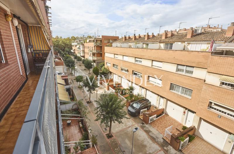 Foto 9eeb0601-099c-4d17-8483-ec94b24c3e03. Piso  100m con plaza de parking incluida. en el corazón , se presenta una magnífica oportunidad de adquirir un espacio en Viladecans