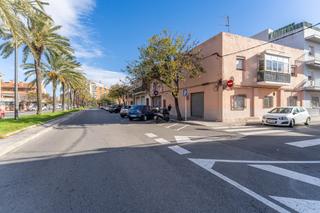 Haus in Migjorn. Casa esquinera