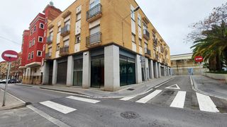 Rent Business premise  Reus - plaça antoni sabater esteve. Este local esquinero está situado en la plaza antoni sabater est