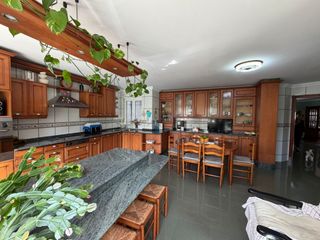 Chalet  Estrada vella de santiago. Chalet independiente compuesto por 3 viviendas, local y garaje |