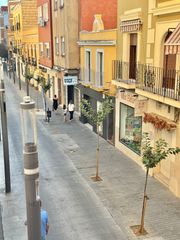 Miete Etagenwohnung in Calle menacho 21. Pisazo de alquiler con muebles en el mismo centro