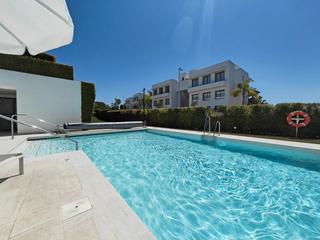Apartament  Calle laelia. Experience contemporary elegance in this exceptional apartment f