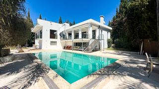 Maison à Los Naranjos. ¡oportunidad única en nueva andalucía! exclusiva villa en conjun