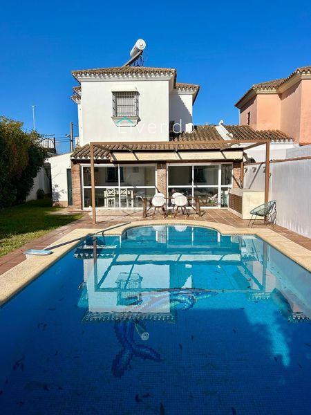 Foto b55f5d4e-1cd3-4b93-923d-1ba1717b278e. Xalet amb piscina a Núcleo urbano Chiclana de la Frontera