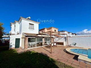 Xalet a Núcleo urbano. Chalet en venta en chiclana de la fra, zona el campito