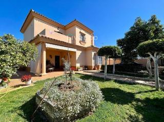 Chalet à Núcleo urbano. Chalet en venta en chiclana de la fra, zona menuditas