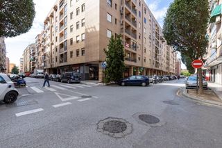 Lloguer Aparcament cotxe  Calle calle pintor zuloaga. Amplia plaza de garaje cerrada junto calle alhamar