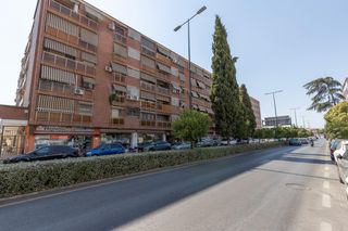 Flat  Camino de ronda. Amplia vivienda de 3 dormitorios junto al metro en la zona de vi