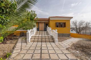 Chalet  Calle de guadix. Magnífico chalet de 1000 m2 con  295 m2 construidos, piscina, ja