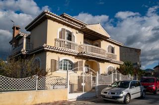 Xalet  Calle de los jardines. Vivienda unifamiliar aislada de estilo seorial en otura.