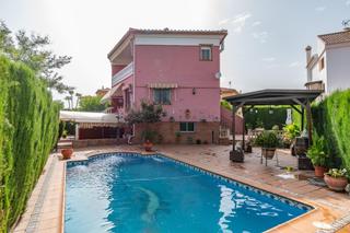 Casa  Calle del clavel. Vive la tranquilidad con espacio en este impresionante chalet pa