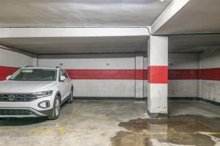 Aparcament cotxe  Calle de arandas. Se vende plaza de garaje en pleno centro.