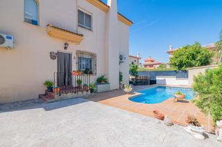 Maison jumelée à Belicena. Chalet pareado con parcela y piscina propia