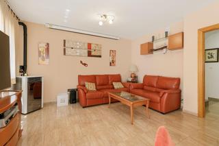 Reihenhaus  Calle luis rosales. Preciosa casa reformada de 3 dormitorios con patios y terraza en