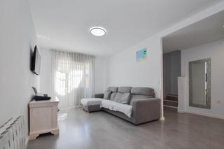 Reihenhaus  Calle esperanza. Adosada con piscina propia y amueblada totalmente