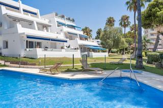 Planta baixa en Calle las acacas 17. Espacioso apartamento de 3 dormitorios nueva andalucia  a un pas