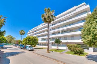 Pis a Calle miguel delibes 20. Espacioso apartamento de 3 dormitorios nueva andalucia  a un pas
