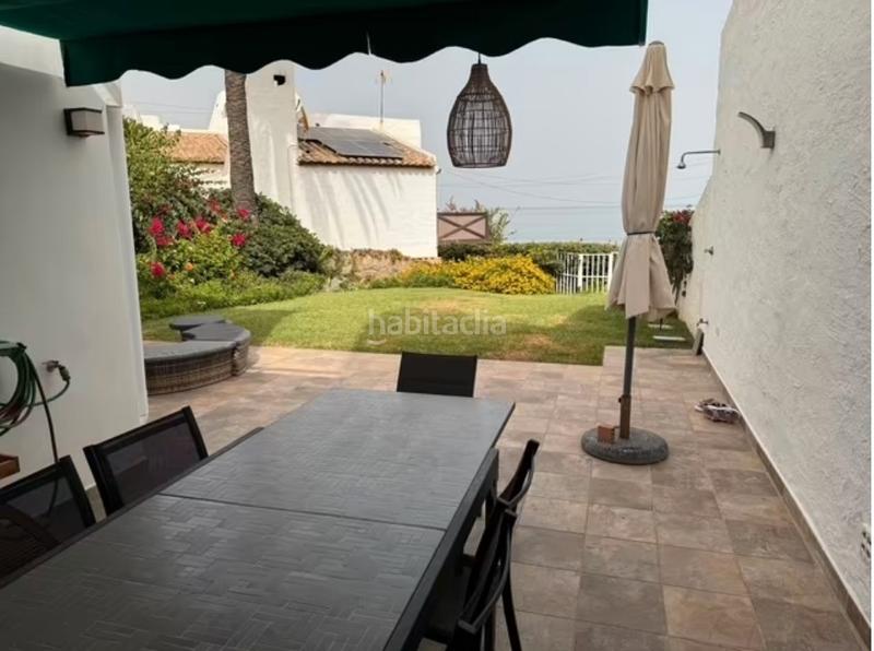 Foto 4c615288-342d-4ae5-aa89-084d4c1758a4. Casa adosada en calle maestro rodrigo 60 chatel en bahaí dorara. en Estepona