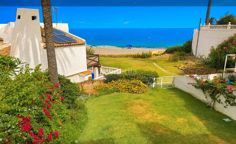 Foto 6d6c9009-27d8-48c8-b9e2-ad53f4346918. Casa adosada en calle maestro rodrigo 60 chatel en bahaí dorara. en Estepona