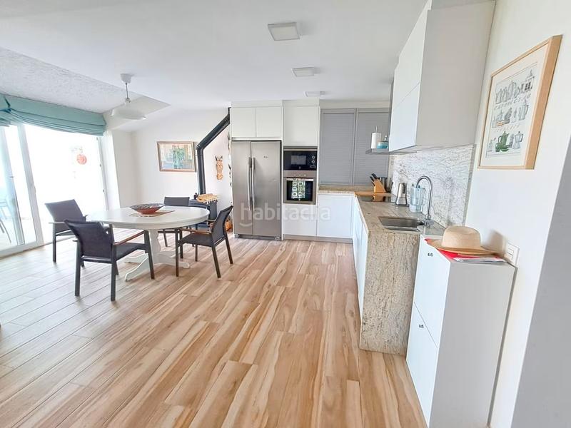 Foto f0a372f0-c7f8-4494-8d0d-cc059426abaf. Casa adosada en calle maestro rodrigo 60 chatel en bahaí dorara. en Estepona