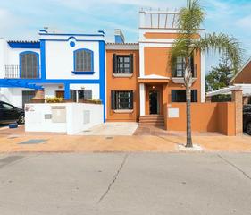 Casa adosada en Calle ad 14. Estupenda casa adosada ideal para familias en exclusiva urbaniza