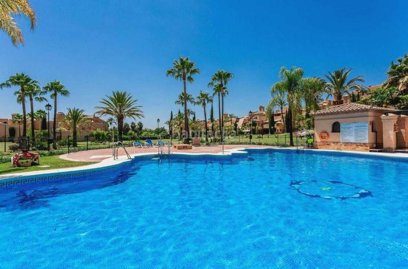 Foto 09919727-c0b9-4ce3-b0aa-a4a149685874. Dúplex amb calefacció aparcament piscina a Nueva Atalaya Estepona