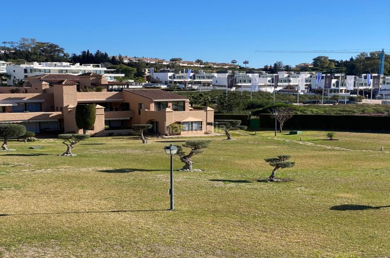 Foto 0b469627-89e0-42f3-8433-b55f2242aaeb. Dúplex amb calefacció aparcament piscina a Nueva Atalaya Estepona