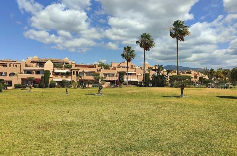 Foto 407f08e8-df11-49ab-9d43-458f2997d08d. Dúplex amb calefacció aparcament piscina a Nueva Atalaya Estepona