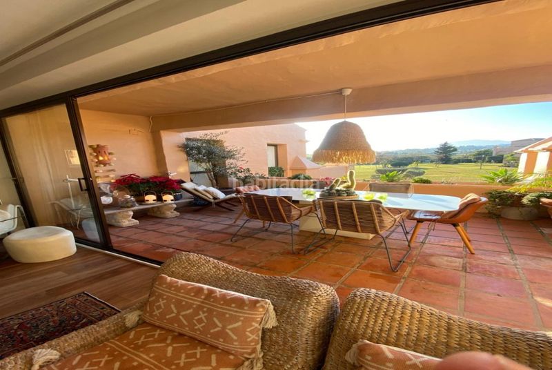 Foto 48ea83f8-debd-42d2-b339-131af3c9f9fa. Dúplex amb calefacció aparcament piscina a Nueva Atalaya Estepona