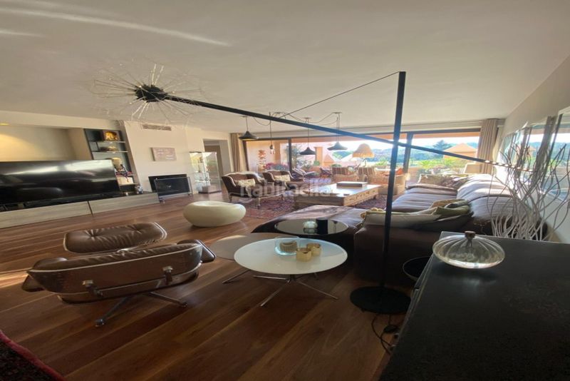 Foto 4db8682c-4c1b-43d9-93b5-c8fe6b80b0d8. Dúplex amb calefacció aparcament piscina a Nueva Atalaya Estepona