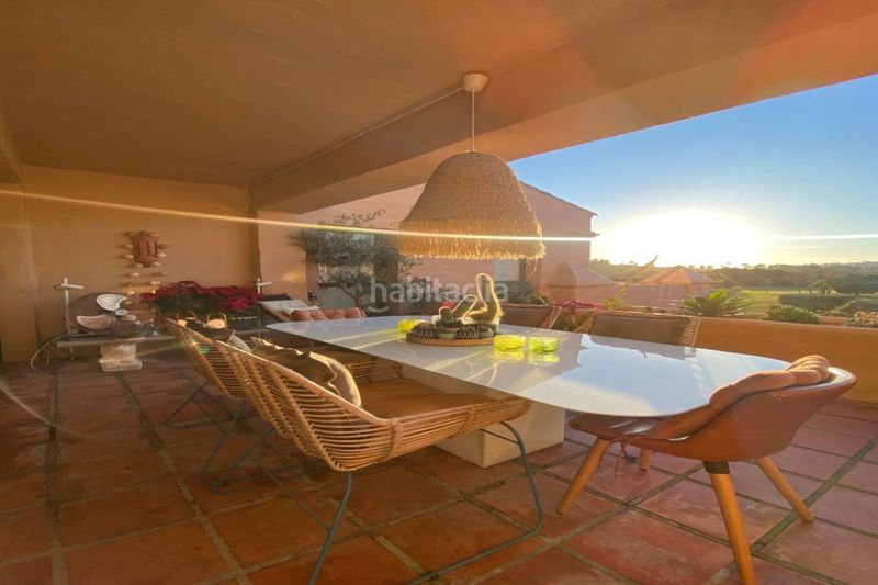 Foto 65bddca9-8a58-4fe9-b3c3-1c0ee5a8fd39. Dúplex amb calefacció aparcament piscina a Nueva Atalaya Estepona