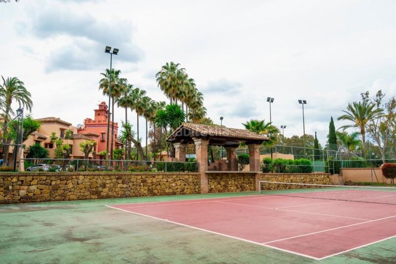 Foto 7dd2b3db-0e28-46be-bc3f-a38d9519ca8e. Dúplex amb calefacció aparcament piscina a Nueva Atalaya Estepona