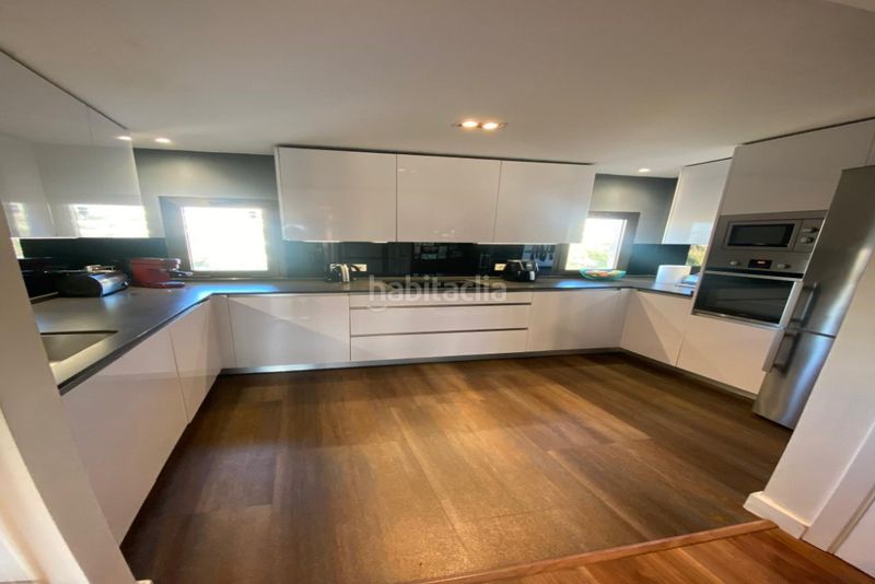 Foto c90e9c84-c58d-4624-9c67-4d5ab7f919b5. Dúplex amb calefacció aparcament piscina a Nueva Atalaya Estepona