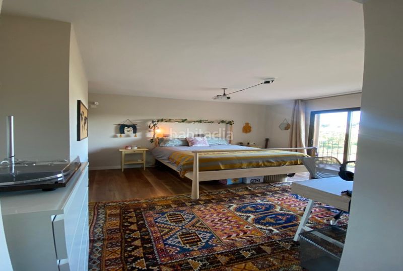 Foto d46a2534-6c0a-454e-a505-85b91546f25c. Dúplex amb calefacció aparcament piscina a Nueva Atalaya Estepona