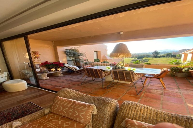 Foto d5ac23c4-c3aa-483a-b48a-17623a294b66. Dúplex amb calefacció aparcament piscina a Nueva Atalaya Estepona