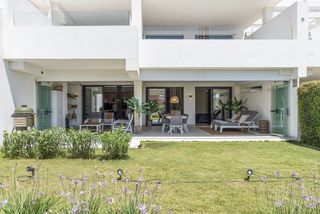 Planta baixa a Avenida del arte 20. Piso en venta en estepona golf.